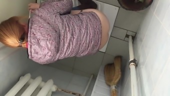 Pissing Girl WC no pents