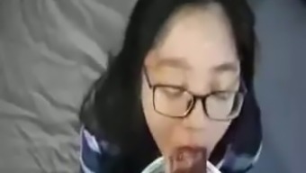 Asiatica comiendo semen (Asian eating cum)