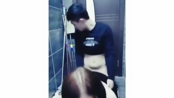 Beautiful Chinese girl in the Internet cafe oral sex, in the toilet sex.mp4