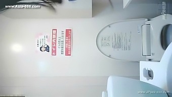 peeping asian office lady go to toilet.5
