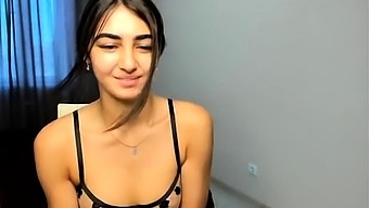 Kendall Jenner webcam solo look alike masturbation