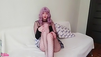 Egirl with cute feet satisfying her pussy