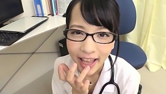 Video of pretty doctor Abe Mikako giving a blowjob to a patient