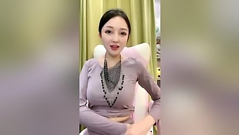 Asian babe's solo playtime caught on camera